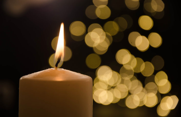 Singing carols by candlelight is popular in Australia.