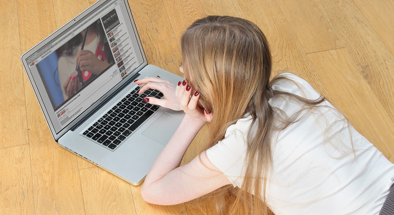 Интернет девочка фильмография. Девушка смотрит ютуб. Youtube человек.
