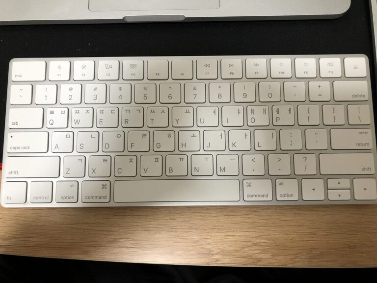 Korean and Latin letters printed on the keys of a computer keyboard