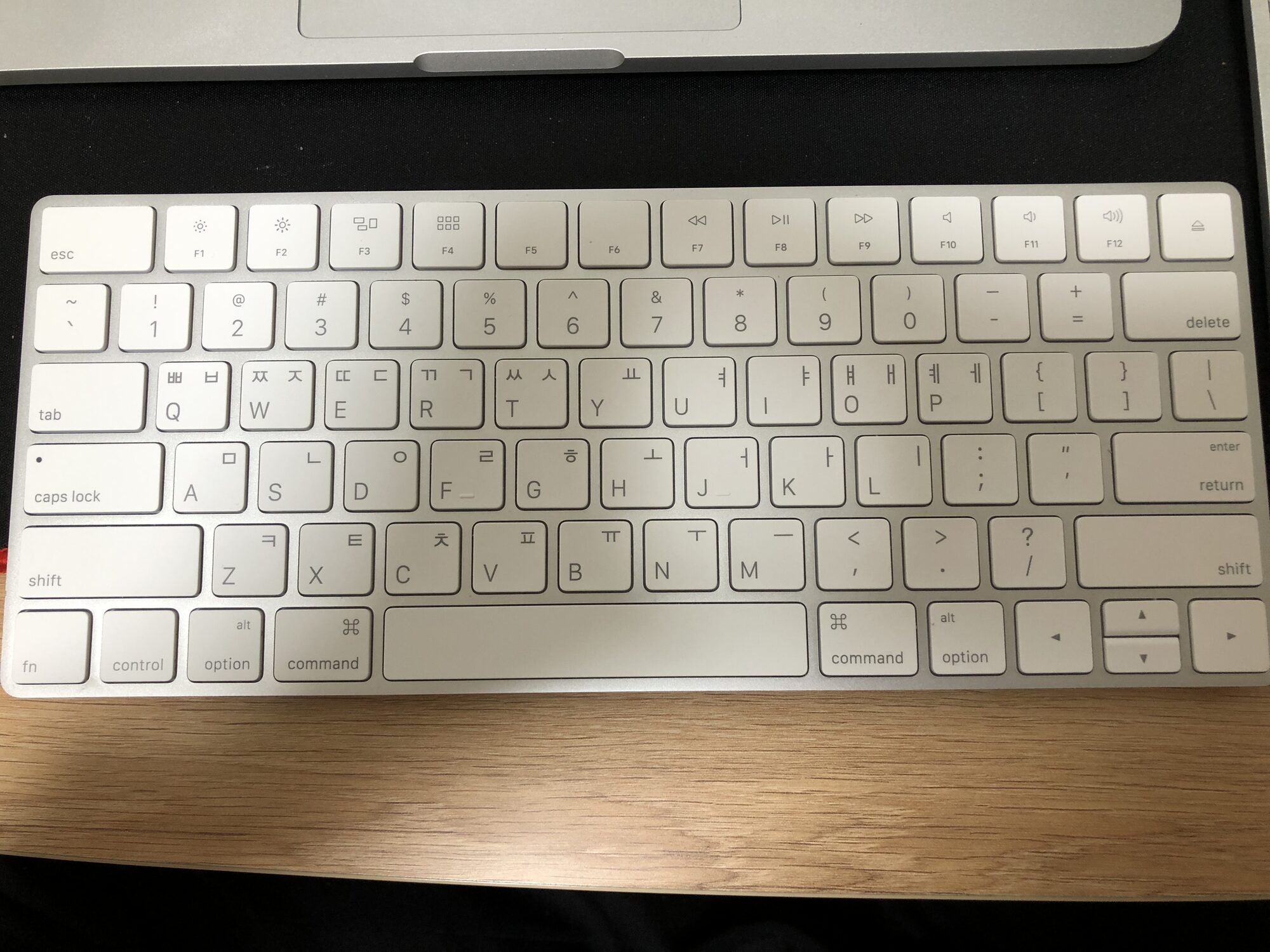 Korean and Latin letters printed on the keys of a computer keyboard